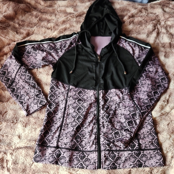 Serpent print workout sweater. - Picture 1 of 6